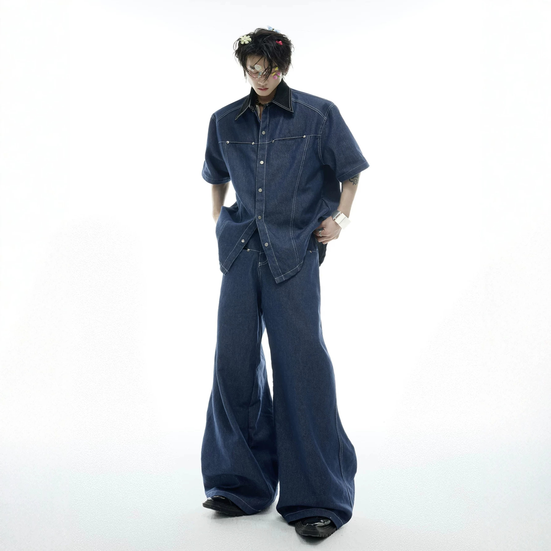 Mens Fashion Denim - 夏のメンズデニムマッチングセットアメリカンファッションハイストリートPUラペルスプライシング半袖シャツワイドレッグジーンズツーピースセット